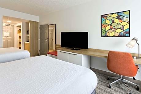 2 Queen Mobility/hearing Accessible Ri Shwr Vis Firealrm/door/phn Alrt Comp Wifi - Micro/fridge - Po