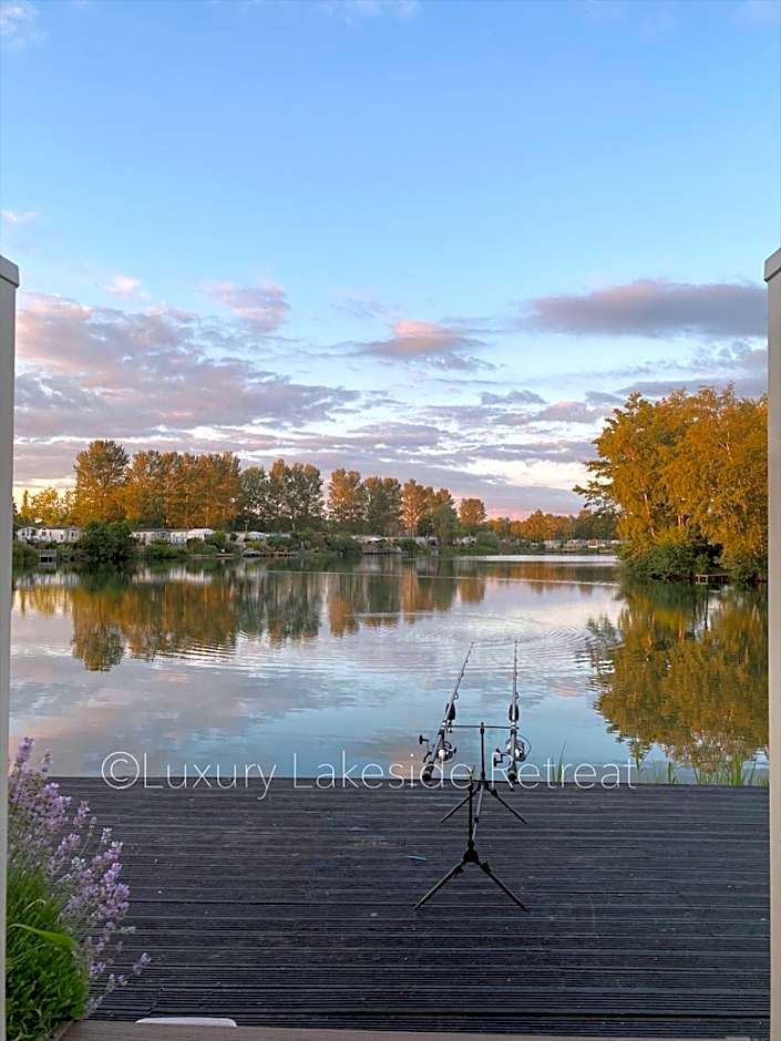Lakeside Retreat With Hot Tub & Fishing Peg at Tattershall Lakes Country Park