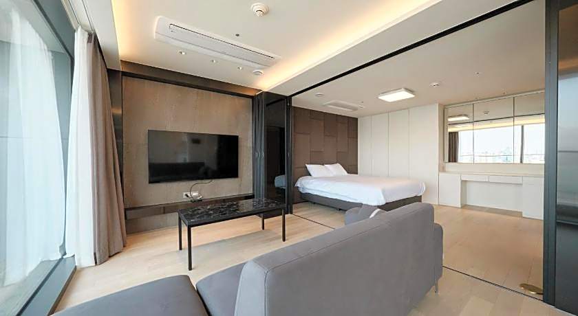 UH FLAT SIGNATURE DAEGU 