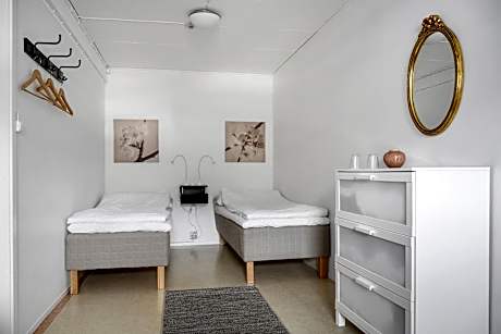 Family Room with Shared Bathroom (2 Adults + 2 Children)