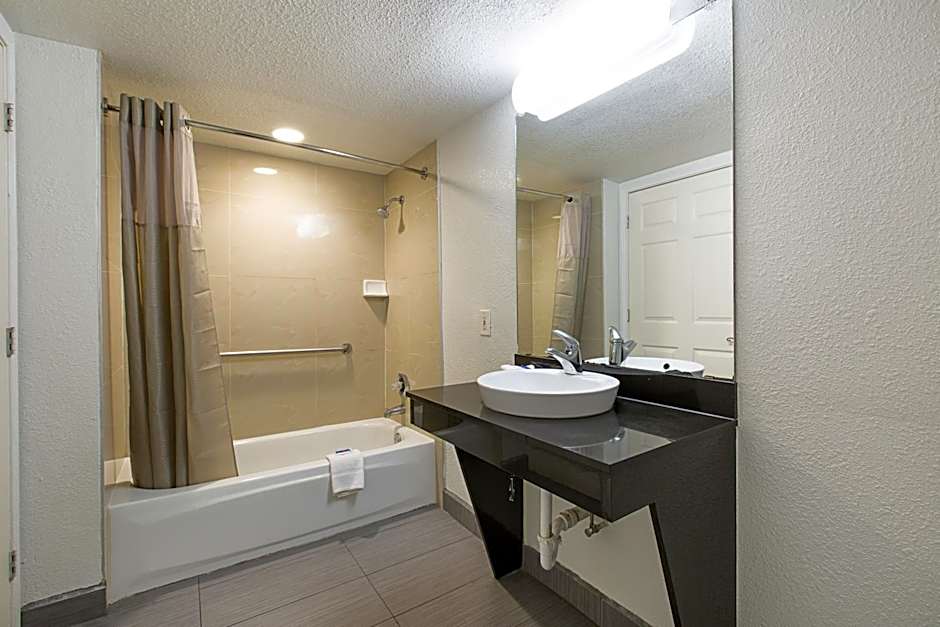 Motel 6 Dallas Market Center