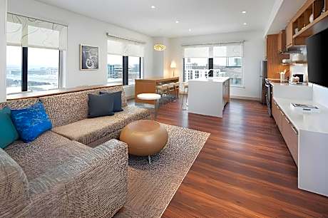 Studio Commons Connector, Suite, 1 King, Sofa bed