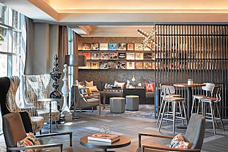 Renaissance Los Angeles Airport Hotel