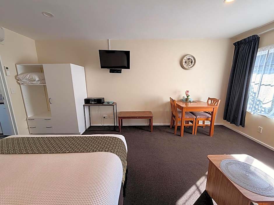 Tudor Lodge Motel