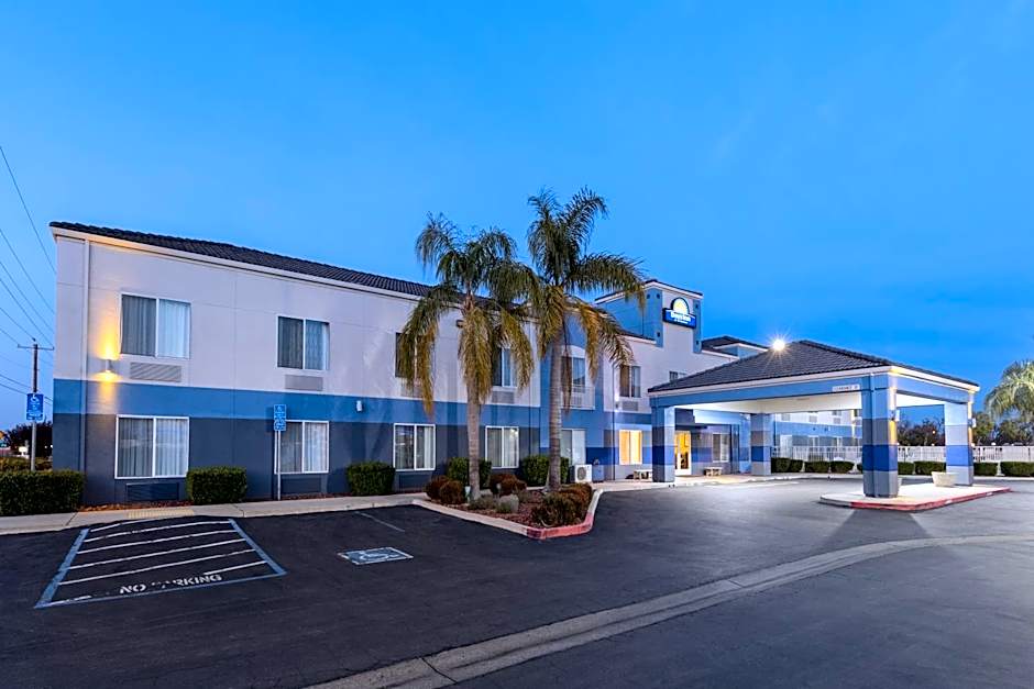 Days Inn by Wyndham Lathrop