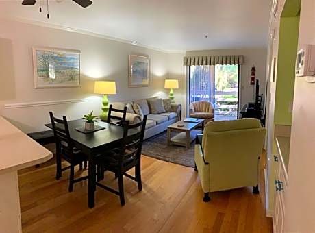 Beautiful Hilton Head Condo, Steps from Ocean, 1st Floor, 2bd / 2ba, and more!