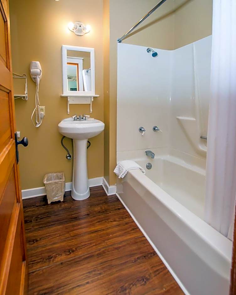 Terrace Inn and 1911 Restaurant