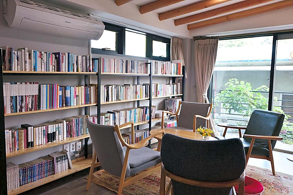 Andong Poonggyung Hostel N Library