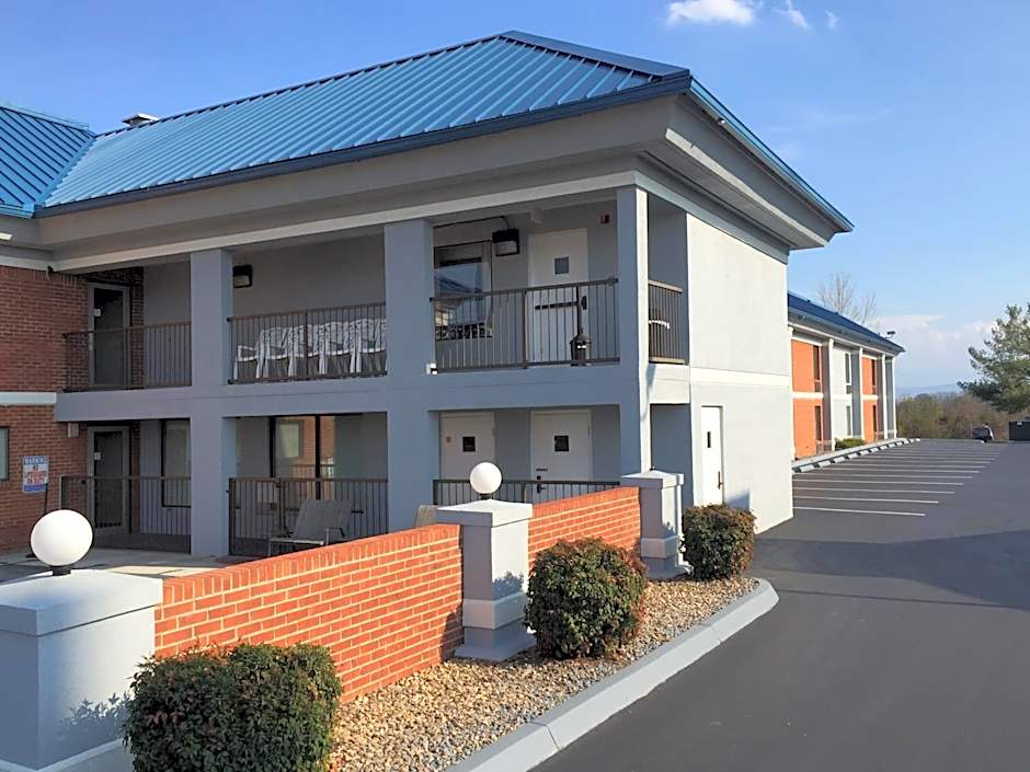 Super 8 by Wyndham Dandridge
