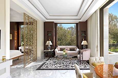 One-Bedroom Deluxe King Suite with Terrace and Garden View