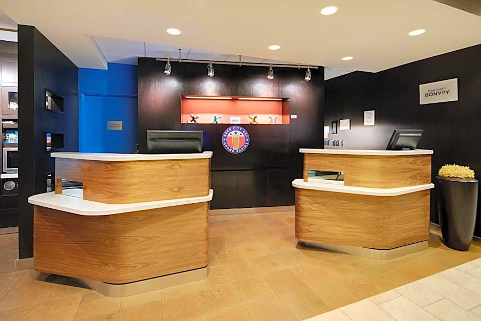 Courtyard by Marriott Grand Rapids Airport