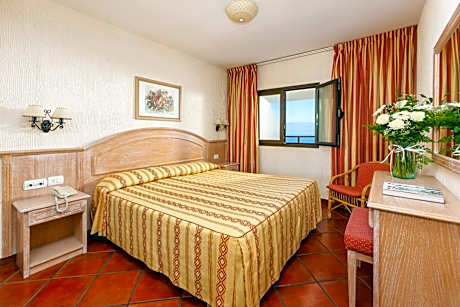 One-Bedroom Apartment with Balcony