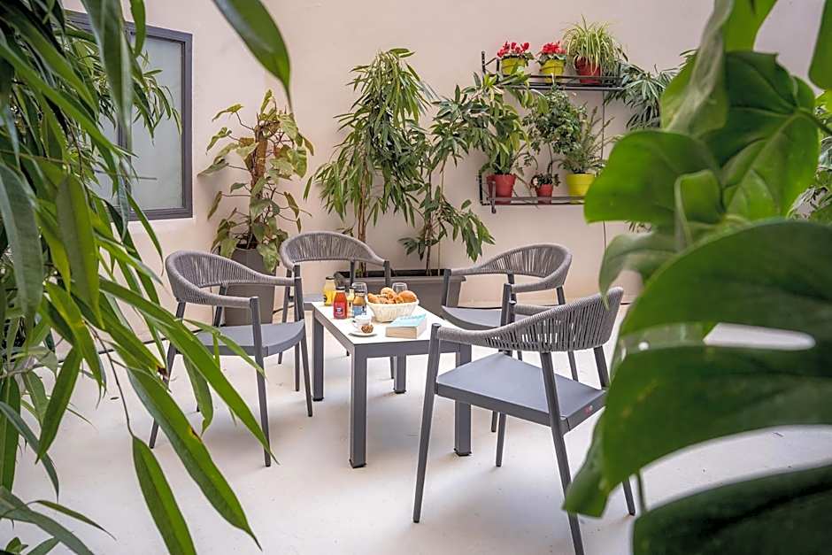 Urban Nest - Suites & Apartments