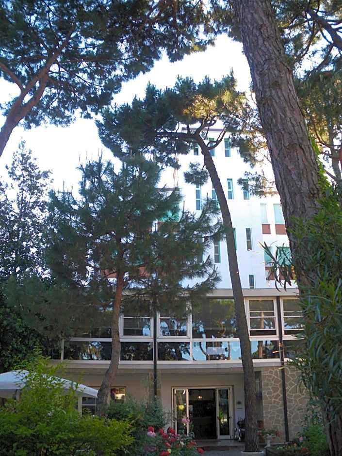 B&B Promenade Hotel Simple con Piscina