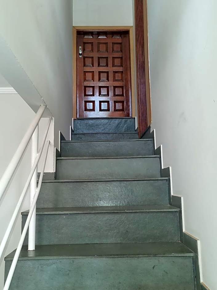 Casa com dois quartos,dois banheiros,sendo uma suíte,sala de estar cozinha e garagem