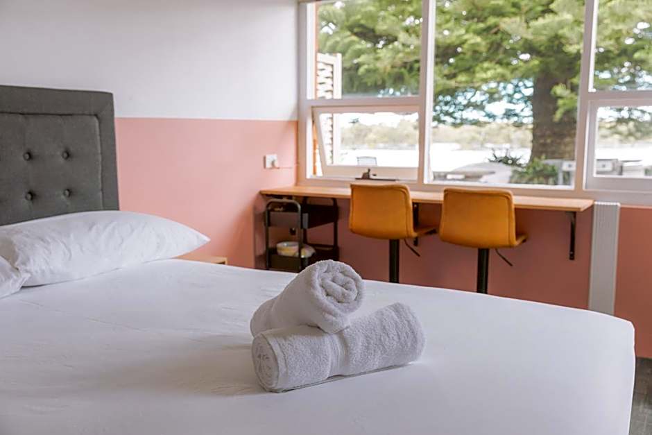 Black Swan Waterfront Motel