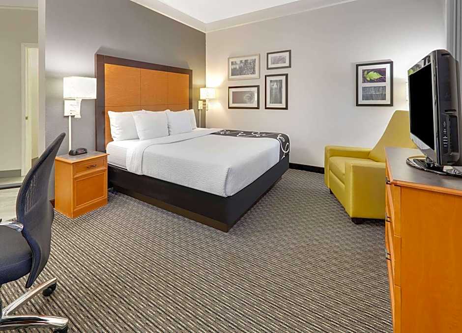 Photo 1 of 4 of 1 King Bed, Mobility Accessible, Bathtub
