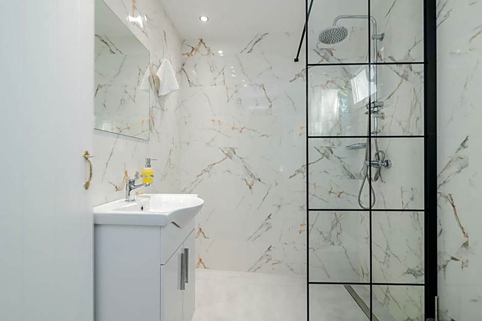 Kokkinos Studios With Pool & Sea View, by ZanteWize