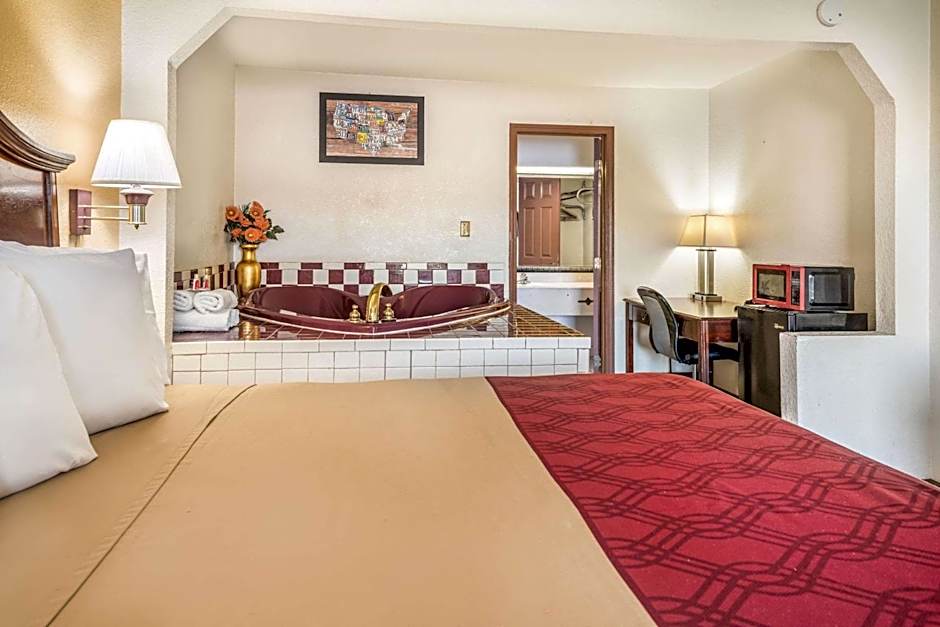 Econo Lodge  Inn & Suites Macon West