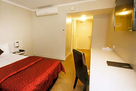 Isa Deluxe Room (No Window)