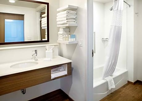 1 King W/Refrigerator Nonsmoking