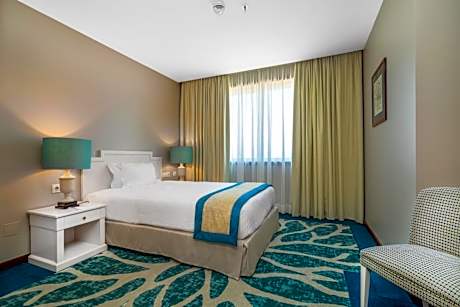 One-Bedroom Suite with Dining Area