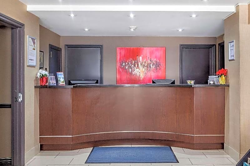 Econo Lodge Inn & Suites Downtown