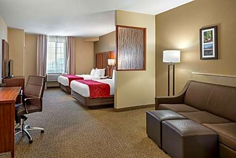 Queen Suite with Two Queen Beds - Mountain View