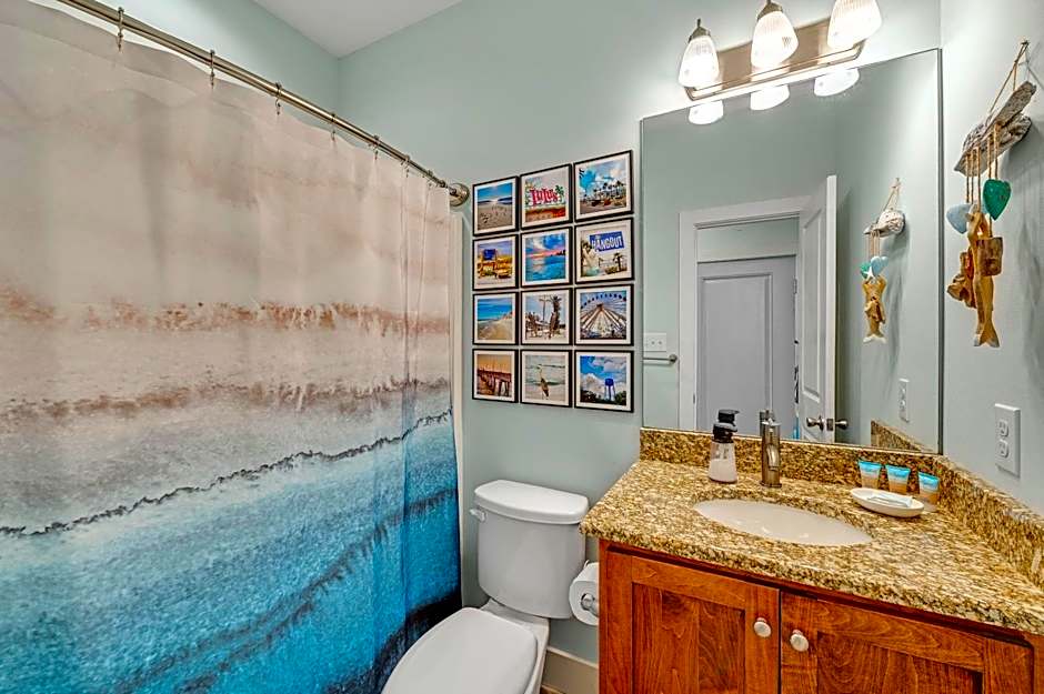 TRUE BLUE-Coastal cottage-3 min walk to beach! POOL!