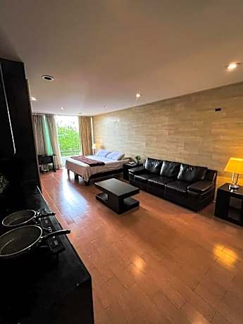 Deluxe Queen Suite