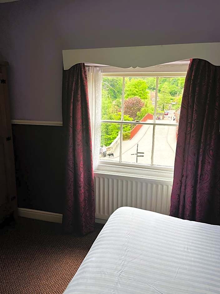 Tontine Hotel & Bar