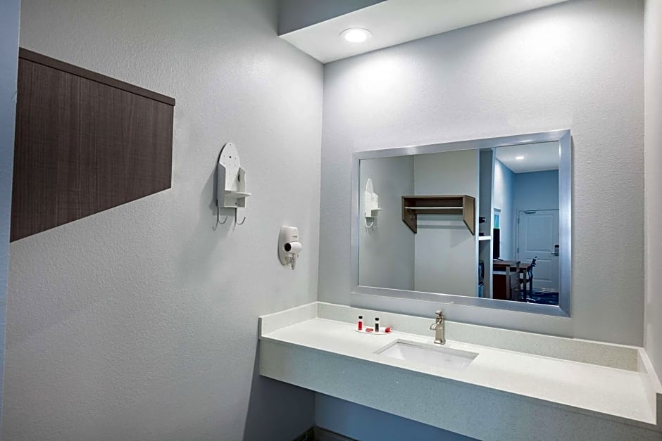 Baymont Inn & Suites Houston Hobby Airport