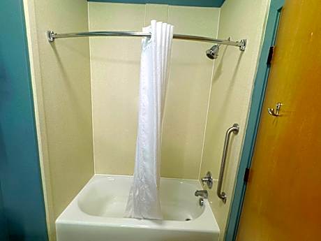 Queen Room with Two Queen Beds and Bath Tub - Disability Access/Non-Smoking