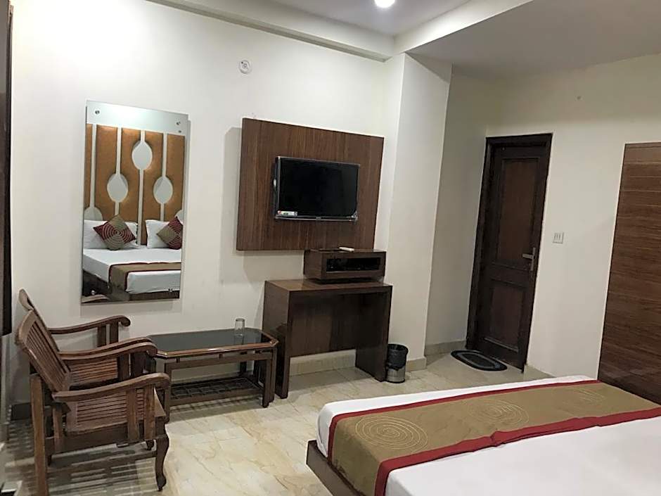 Hotel Crystal Deluxe @New Delhi Railway Station