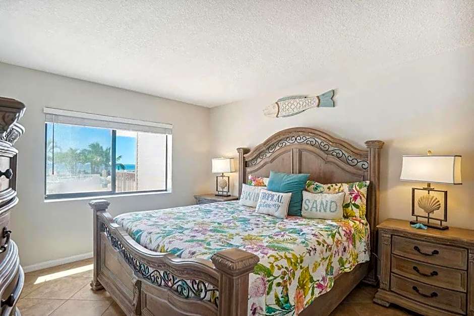 Beach Palms- Unit 102