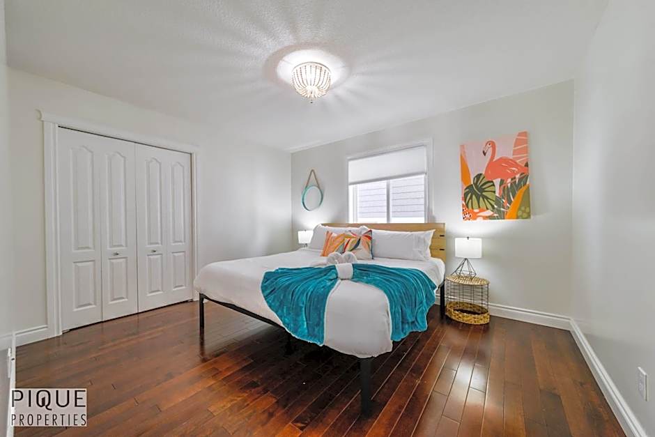 Tropical Oasis - King Beds - Free Netflix & Parking - Fast Wi-Fi