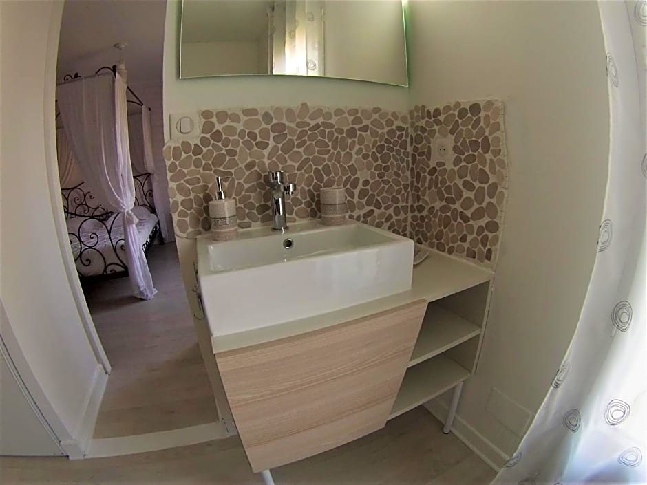 Au Coeur Du Bien Etre, chambre d'hôtes avec piscine chauffée et couverte, SPA, sauna, massages