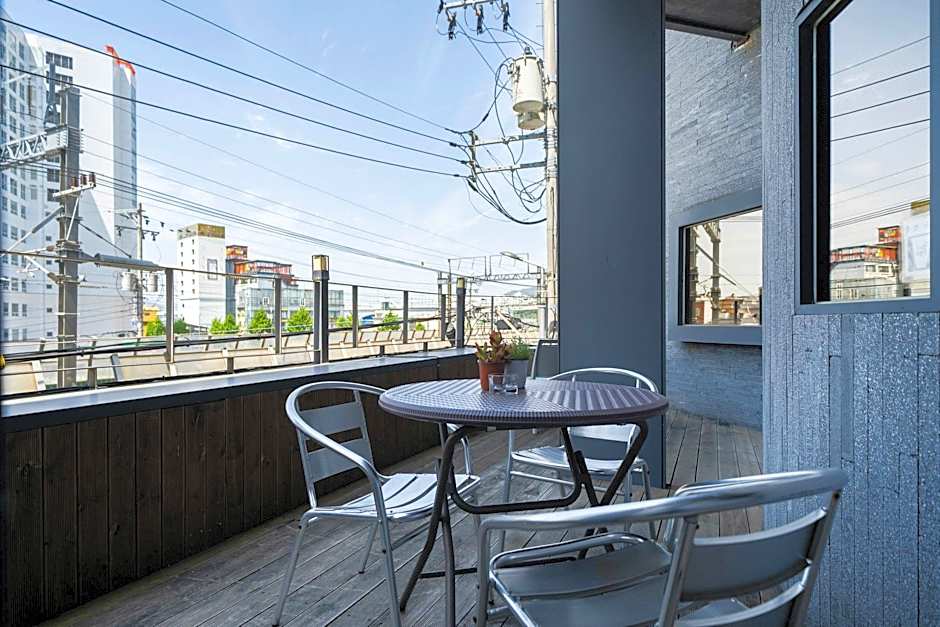 Brown-Dot Hotel Gupo