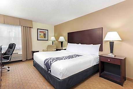 1 Queen Bed Mobility Accessible Room Non-Smoking