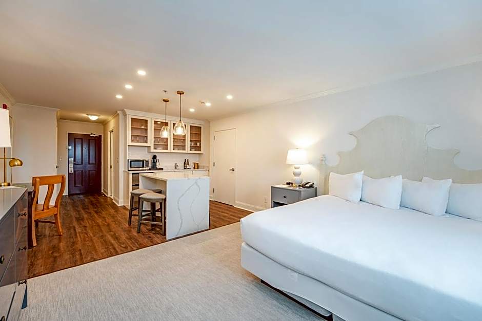 Photo 1 of 7 of Deluxe Studio 1 King Bed
