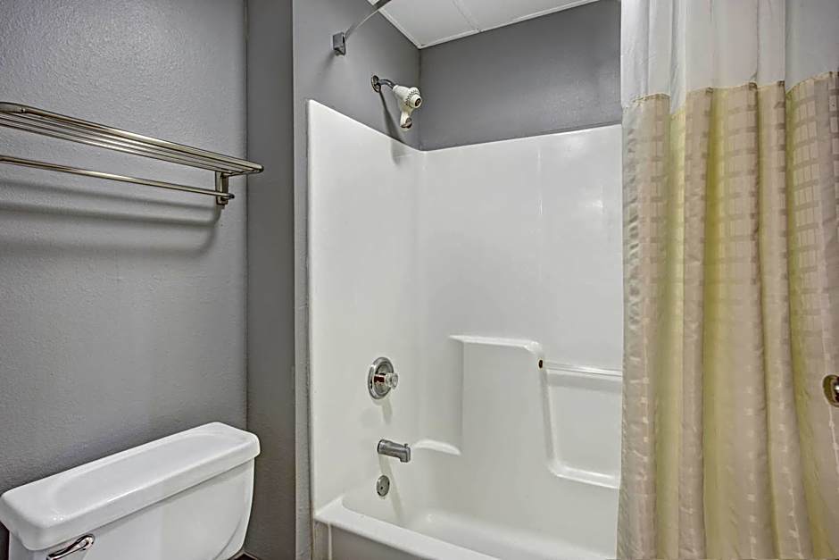 Days Inn by Wyndham Lake Bluff/Great Lakes Naval Base