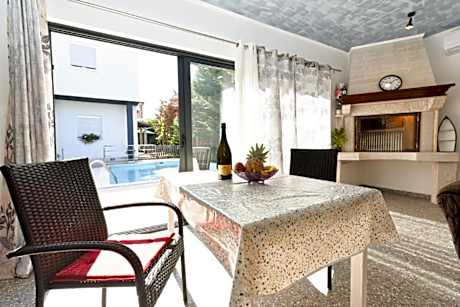 Bright studio apartment with pool view