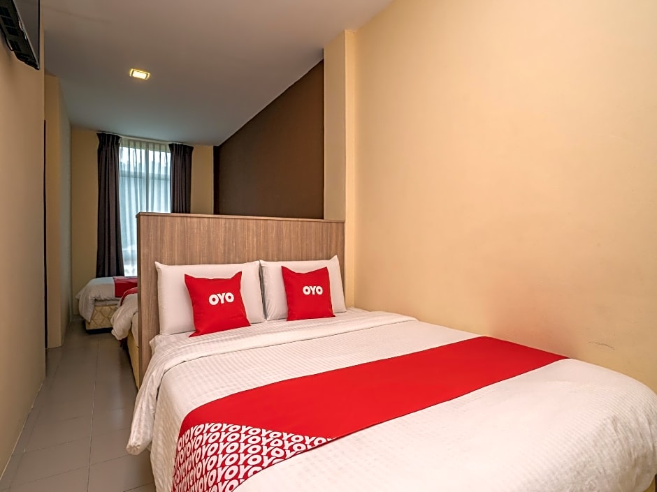OYO 44078 The Island Hotel