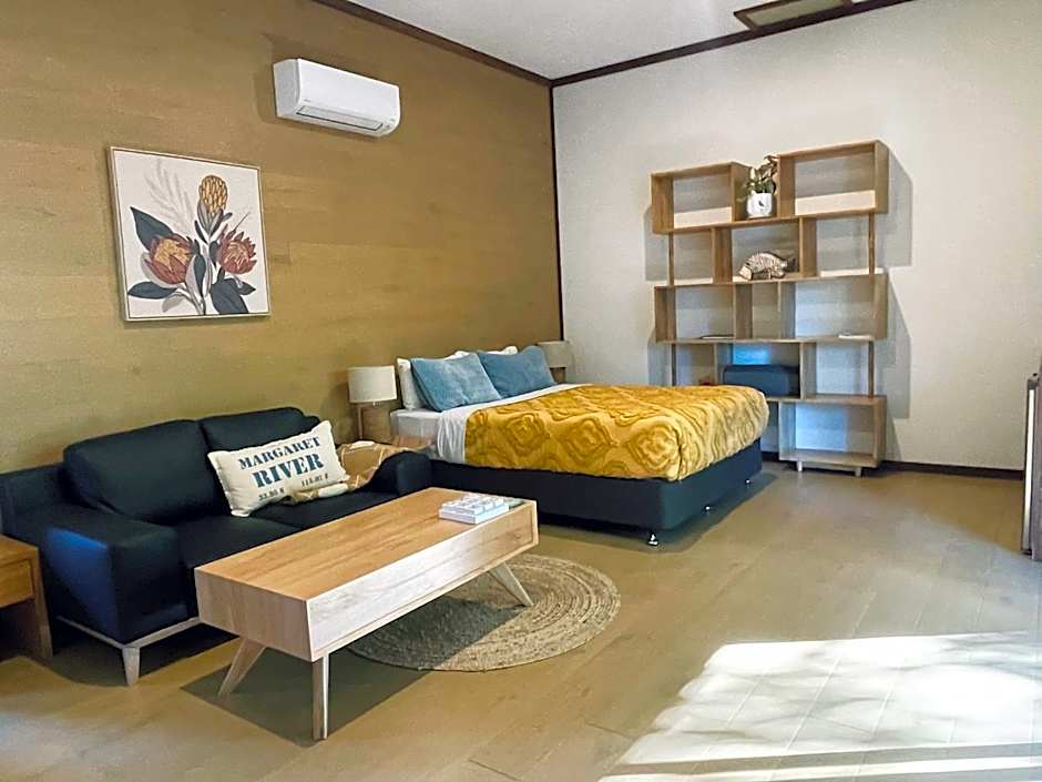 Grape Juice Retreat Rustic romantic gateway 5mins to beaches & town