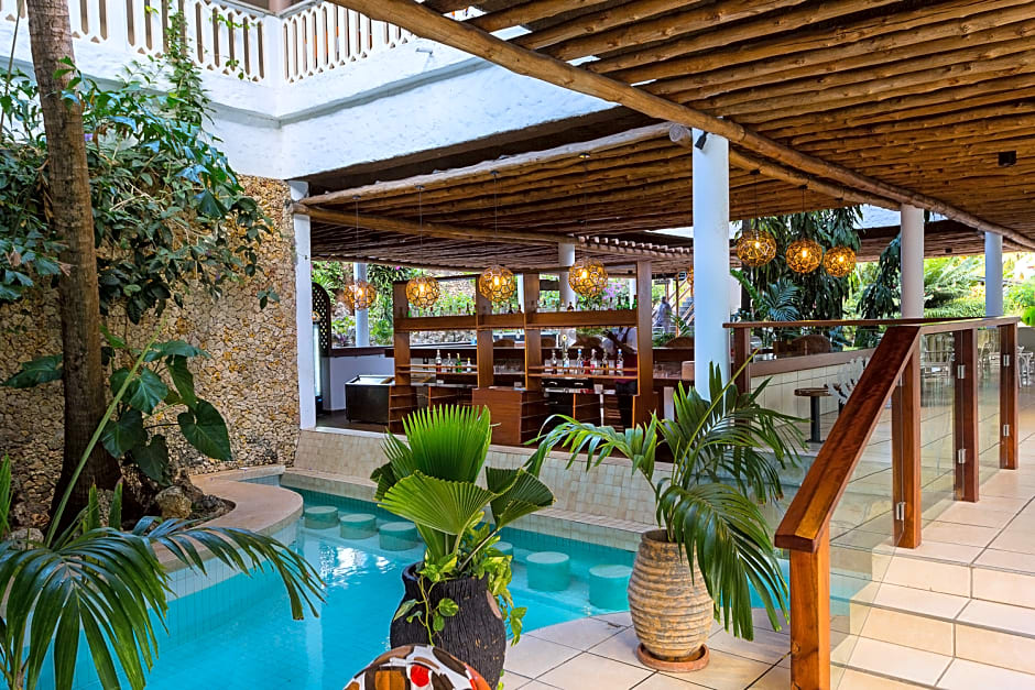 Travellers Beach Hotel & Club