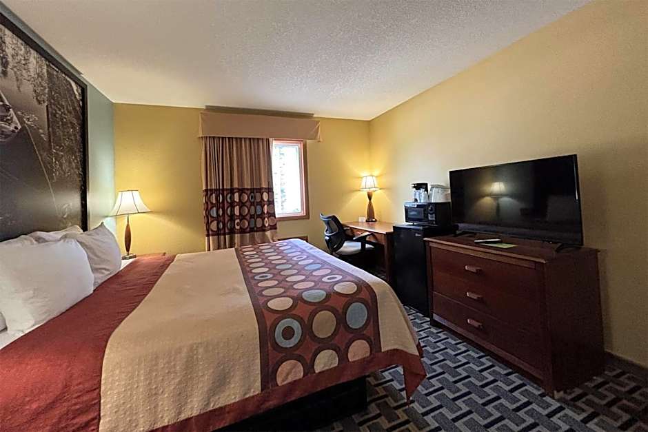 Super 8 by Wyndham Staunton