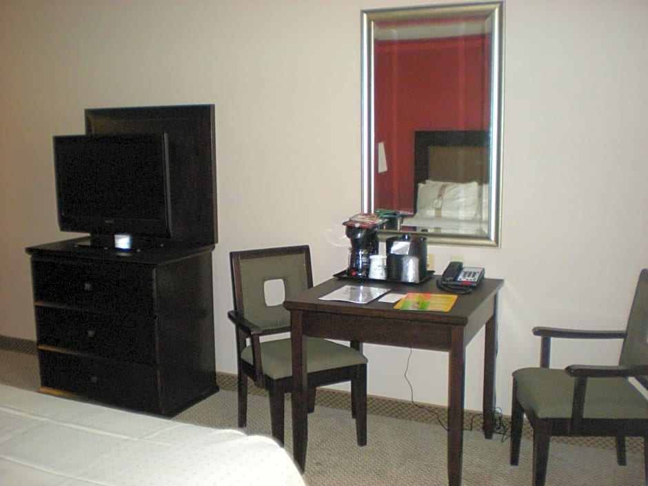 Holiday Inn Hotel & Suites Bakersfield