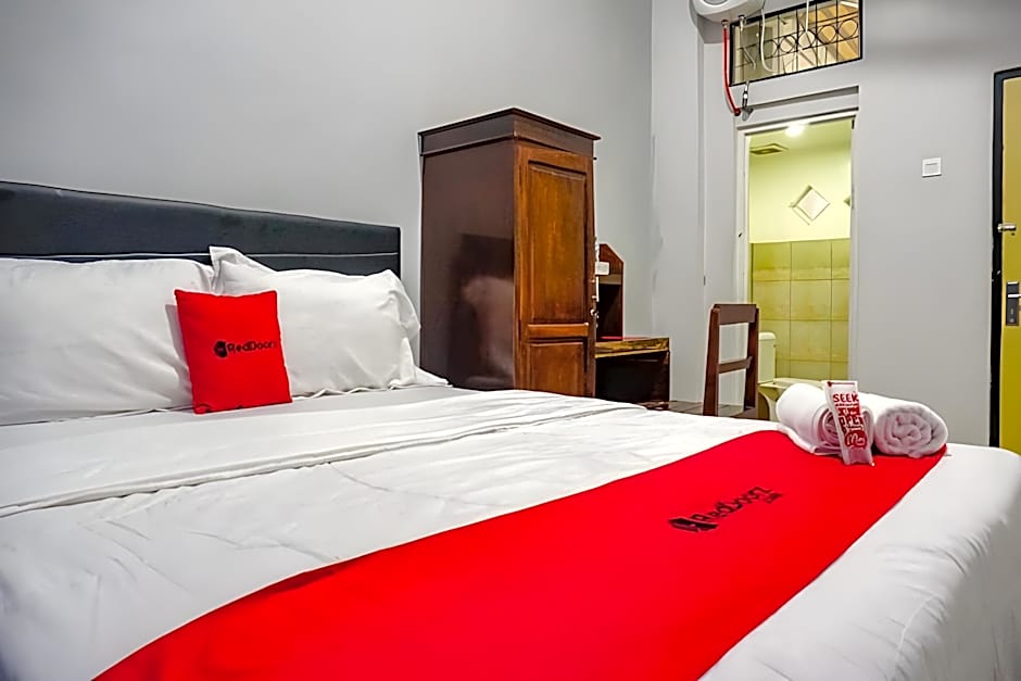 RedDoorz near Penimbangan Beach Singaraja