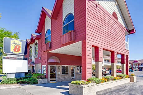 Super 8 by Wyndham Mackinaw City/Beachfront Area
