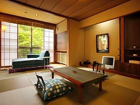 Japanese-Style Quadruple Room with Mountain View